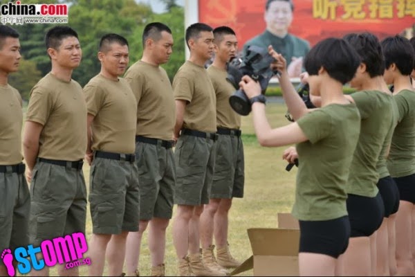 OMG Askar Wanita Pakai Baju Ketat Dan Topeng Gas Sambil 