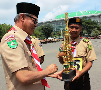 penyerahan tropy juara 2 oleh Ka.Kwarda Gerakan Pramuka Kaltim