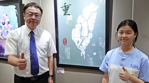 ▲彰化高商校長陳定宏說，這次彰化高商的展覽以3幅學生參加全國美展的作品為主要內容，透過這樣的展覽，讓學生能夠見賢思齊。（記者林明佑攝）
