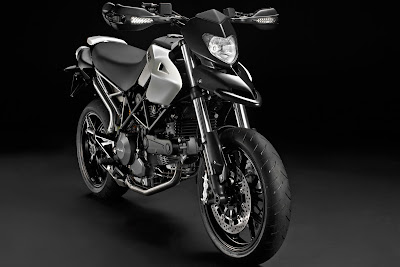 Ducati_Hypermotard_796_2011_1620x1080_Front_Angle