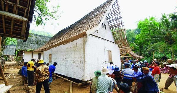 life live Tradisi Mengangkat Rumah  di Kampung  Naga  