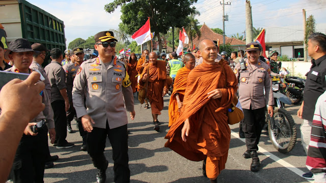 Kapolresta Magelang Berjalan Kaki Sejauh 10 Km Untuk Menyambut Para Biksu Yang Melakukan Bhante Thudong