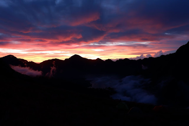 sunset di plawangan sembalun gunung rinjani