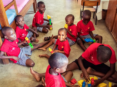 Niños y niñas en uno de los proyectos de Kenia