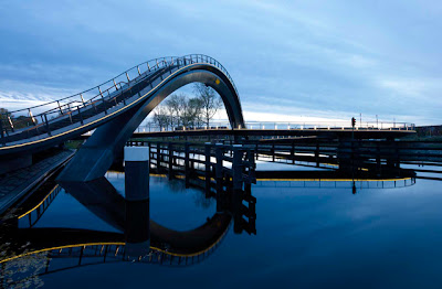 Arco construído sobre passarela para bicicletas