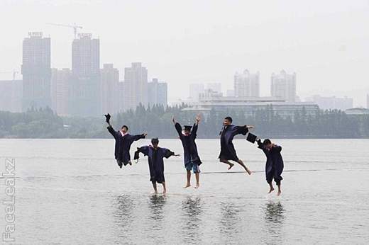 Mahasiswa Cina Melawan Gravitasi Bumi Dengan Berjalan di Atas Air -- foto -- FaceLeakz