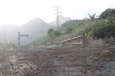 PR-TF-11 LA PUNTA DEL HIDALGO A LA CRUZ DEL CARMEN, valla o barra metálica en el sendero PR-TF-11