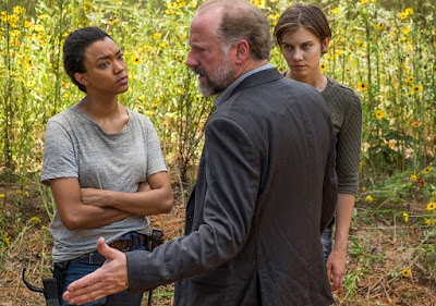 Sasha (Sonequa Martin-Green), Gregory (Xander Berkeley) e Maggie Greene (Lauren Cohan) discutono davanti alle sepolture