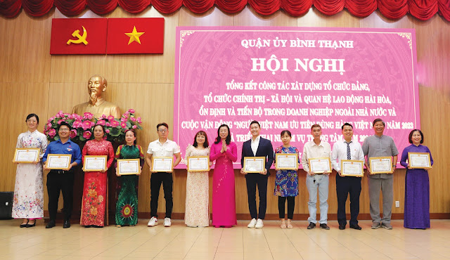 Đồng chí Triệu Lệ Khánh trao giấy khen cho các tập thể. (Ảnh: MH)