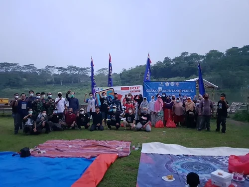Gerakan Akuntansi Peduli : Berbagi kebahagiaan dalam keberkahan Ramadhan di Desa Pabuaran Kabupaten Bogor.