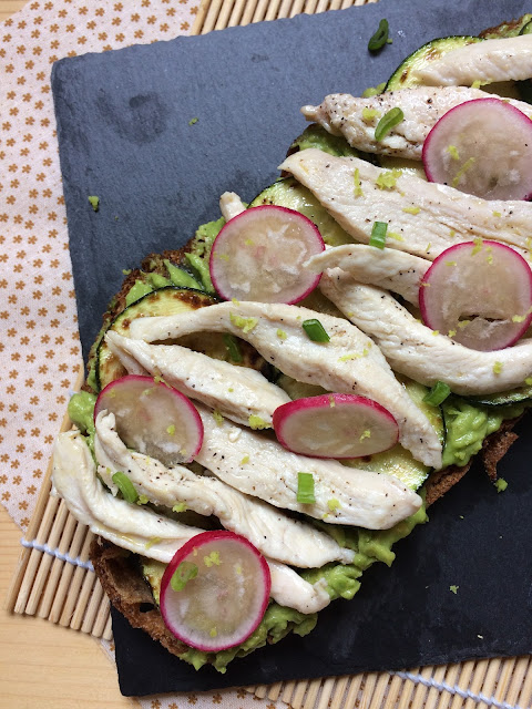 tosta de aguacate y pollo con calabacín receta