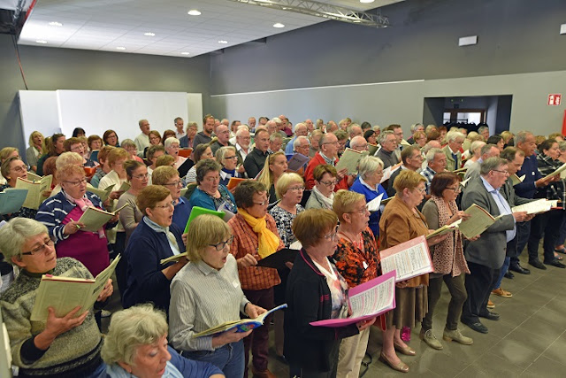 Les 3 chorales rassemblées en répétition pour le Requiem de Mozart à Mons