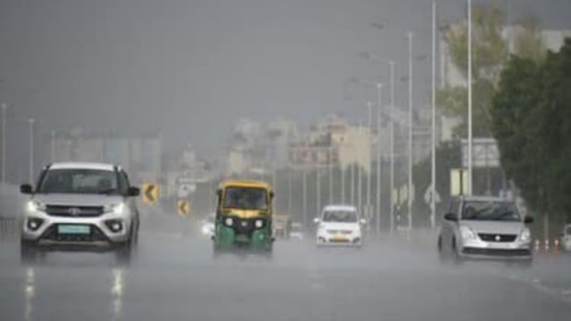 UP Weather : यूपी के 23 जिलों में बारिश अलर्ट, छाए घने बादल, लखनऊ, कानपुर, जौनपुर समेत कई इलाकों में हो रही झमाझम बरसात