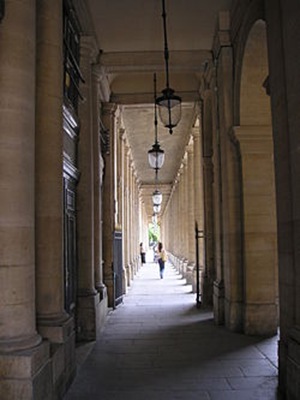 250px-Palais_Royal_Paris_Mai_2006_001