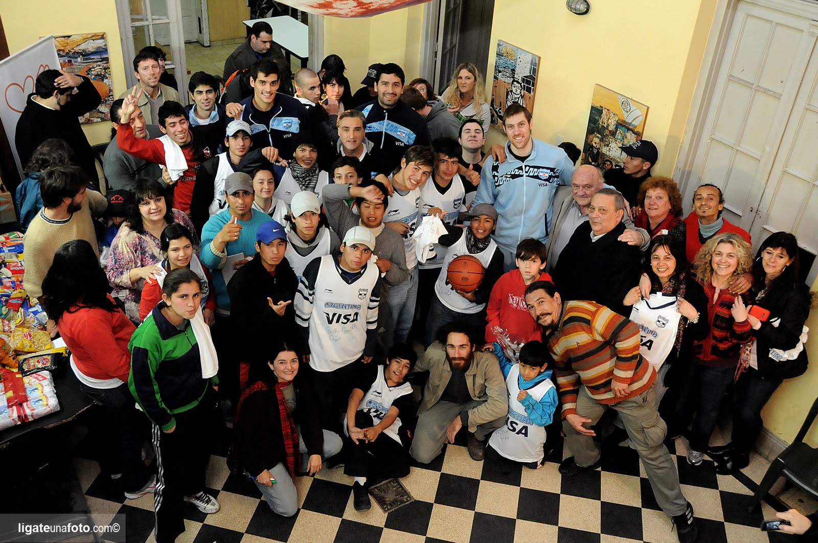 la seleccion argentina de basquet continua con sus acciones solidarias
