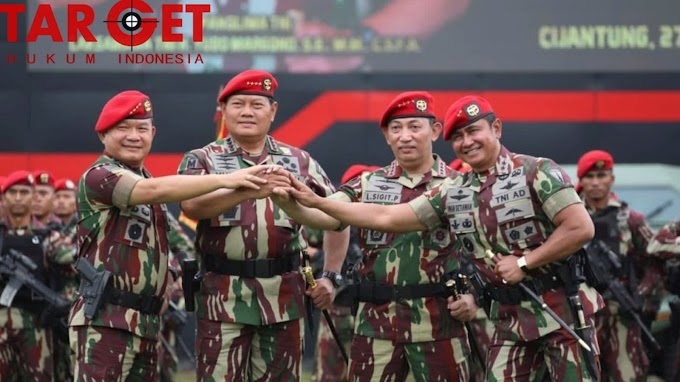 Kasad Sematkan Brevet, Baret dan Sangkur Komando Kopassus Kepada Panglima TNI dan Kapolri