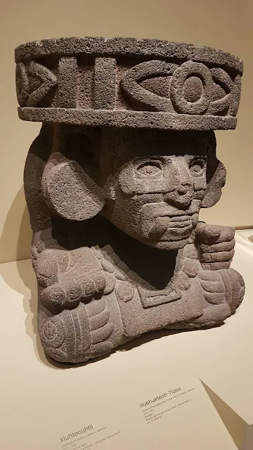 Récipient cérémoniel  – xiuhtecuhlili Zone archéologique du Templo Mayor, Mexico, Mexique, 1400-1521 Pierre volcanique, Museo del Templo Mayor