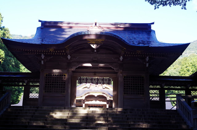 彌彥神社的「随神門」。 大門前有一條向右轉的路。