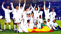 REAL MADRID C. F. - Madrid, España - Temporada 2001-02 - Zidane, Morientes, Solari, Munitis, Celades, Pavón, Guti, Makelele, Fernando Hierro y Savio; McManaman, Raúl, Michel Salgado, Figo, Iván Helguera, Flavio Conceiçao, Casillas, Karanka y Carlos Sánchez - REAL MADRID 2 (Raúl y Zidane), BAYER LEVERKUSEN 1 (Lucio) - 15/05/2002 - Copa de Europa, Final - Glasgow, Escocia, Hampden Park - EL REAL MADRID gana su 9ª Copa de Europa y lo celebra en el campo