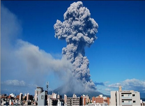 Sakurajima_volcano_eruption_2013_photo