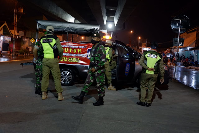 KodimKaranganyar - Anggota Kodim 0727 Karanganyar Bersama Satpol PP Melaksanakan Patroli Malam