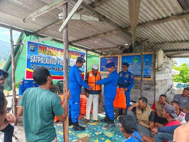 Satpolairud Polres Karimun Bagikan Life Jacket kepada Nelayan Pesisir di Karimun