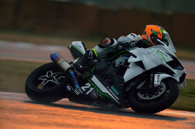 Galeri dan video tambahan dari Kawasaki Ninja H2R Trickstar Racing . .