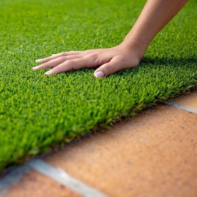 Karpet Rumput Sintetis di Bekasi: Pilihan Terbaik untuk Dekorasi Halaman Anda