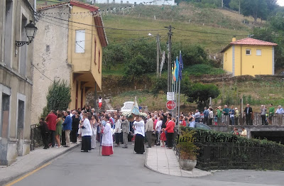 Procesión durante las fiestas del Avellano 2016 en Pola de Allande. Grupo Ultramar Acuarelistas