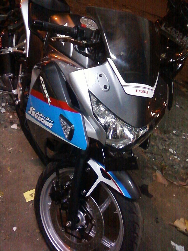 GAMBAR FOTO Cutting sticker cbr 250  Oto Trendz