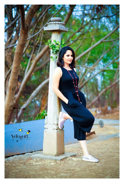 Anasuya hot sleeveless pics 