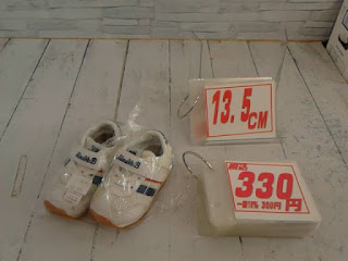中古品　ホワイト　スニーカー　１３.５ｃｍ　３３０円