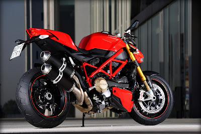 Ducati-Streetfighter-S_2011_1620x1080_Rear_Angle_02