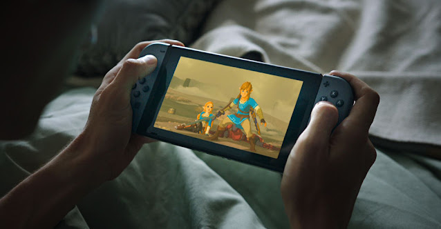 Imagem de pessoa jogando Nintendo Switch com The Legend of Zelda: Breath of the Wild