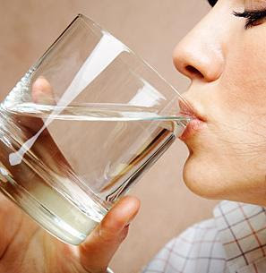 minum air putih 5 Minuman Alami Penawar Racun Dalam Tubuh