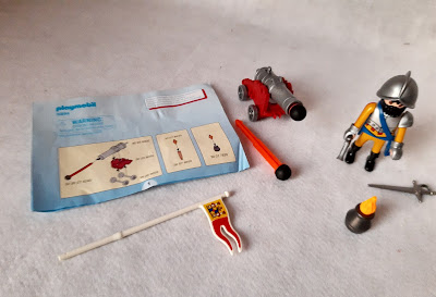 Playmobil 5894 piratas - parte do conjunto , boneco com acessórios, fogueira e bandeira e  manual R$ 50,00