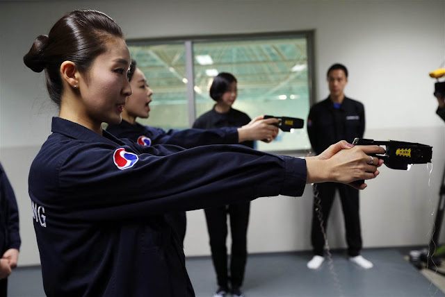 Azafatas de Korean Air entrenado el uso de pistolas taser