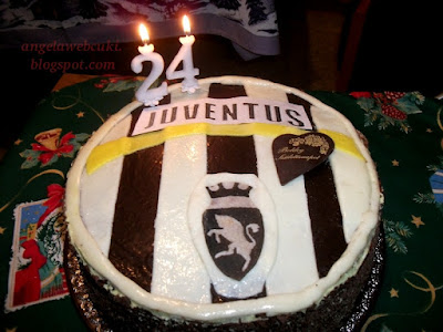 Juventus torta recept, csokoládé tésztás sütemény, marcipán masszával és csokoládéreszelékkel.