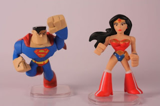 игрушки Супермен и WonderWoman