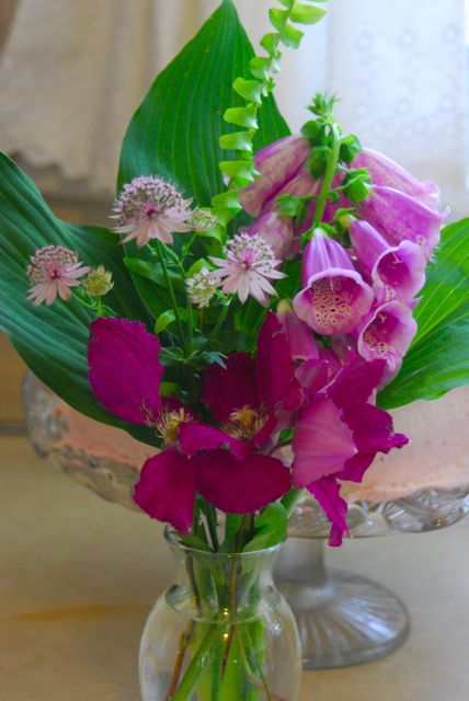 Making pretty bouquets is one of my favorite jobs for parties. I really liked this one for its tonality: pink tones Astrantia, pink-red Clematis 'Ernest Markham' and Digitalis purpurea.