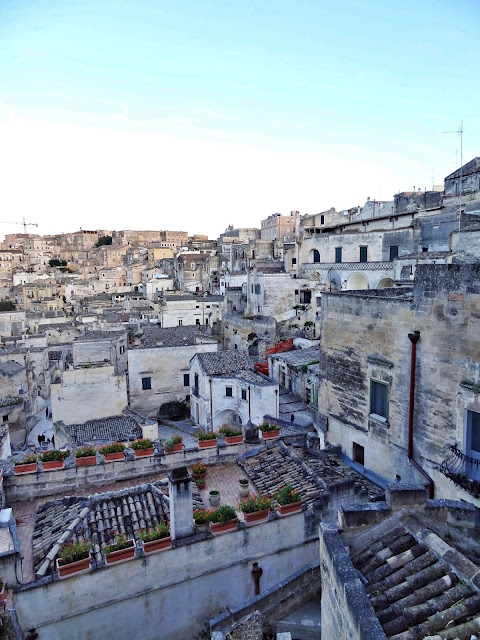 Matera - co warto zobaczyć? Wymarłe miasto wykute w skale. Matera - historia miasta, hańba Włoch. Od nędzy do UNESCO.