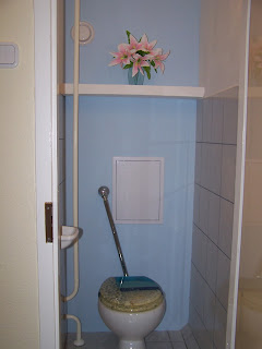 Gipszkarton WC hátlap panellakásban.