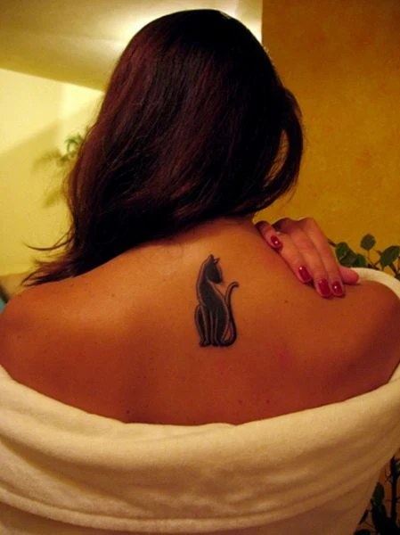 chica con tatuaje de gato