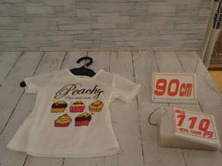 中古品　子供服　９０㎝　ホワイト　カップケーキプリント　半袖Tシャツ　１１０円