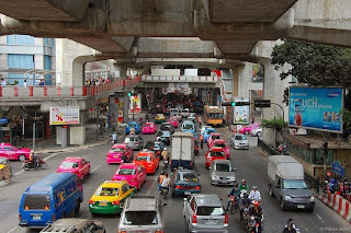 Uniknya Taxi dan Bus Warna-Warni Di Bangkok