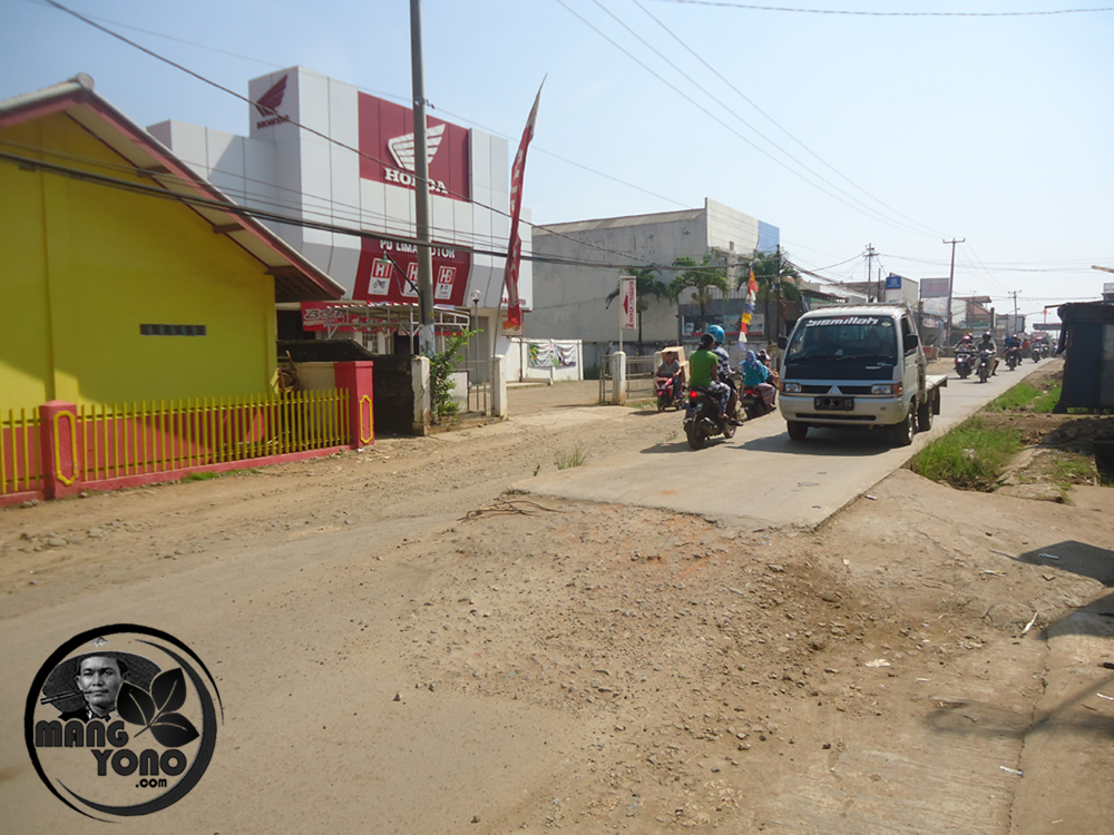 Hati hati Ada Besi Cor Keluar Proyek Mangkrak Jalan Cor 