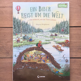 "Ein Biber reist um die Welt und entdeckt, wie die Tiere wohnen" von Magnus Weightman, erschienen als Naturkind-Buch im Loewe Verlag, ist ein 40-seitiges großformatiges Bilderbuch für Kinder ab 3 Jahren. Rezension auf Kinderbuchblog Familienbücherei