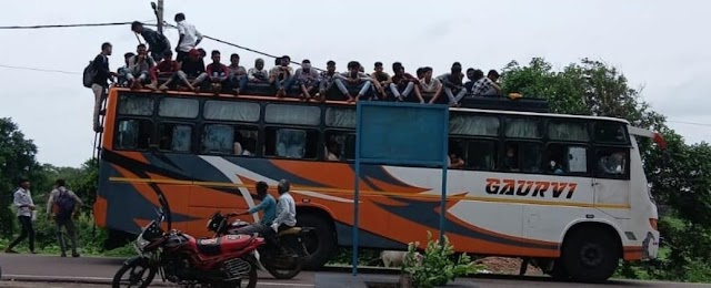 झांसी-टीकमगढ़ मार्ग पर जानलेवा सफर, बसों की छतों पर बैठकर कर रहे लोग यात्रा, प्रशासन बेखबर