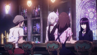 Screen z Death Parade: Decim i Kurokami no Onna rozmawiają z duszami graczy