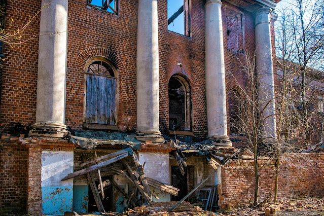 Заброшенное здание с колоннами